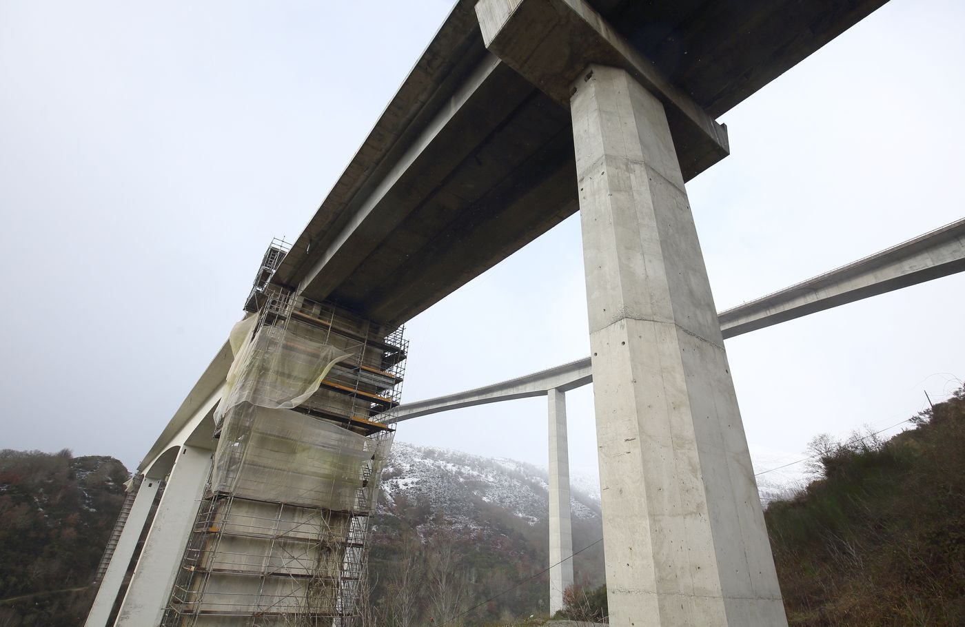 Desde mediados de mes permanecen cortados al tráfico más de seis kilómetros de la A-6 en sentido Madrid a la altura del municipio berciano de Vega de Valcarce. El corte se debe a las obras de conservación en los viaductos de Ruitelán y As Lamas. 