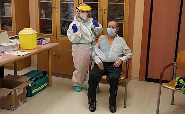 El berciano Ignacio Fernández Alonso, en el momento de recibir la vacuna.