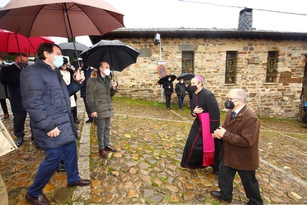 El presidente de la Junta de Castilla y León, Alfonso Fernández Mañueco, asiste a la apertura solemne de la Puerta del Perdón de la Iglesia de Santiago de Villafranca del Bierzo (León), con motivo del Año Santo Jacobeo