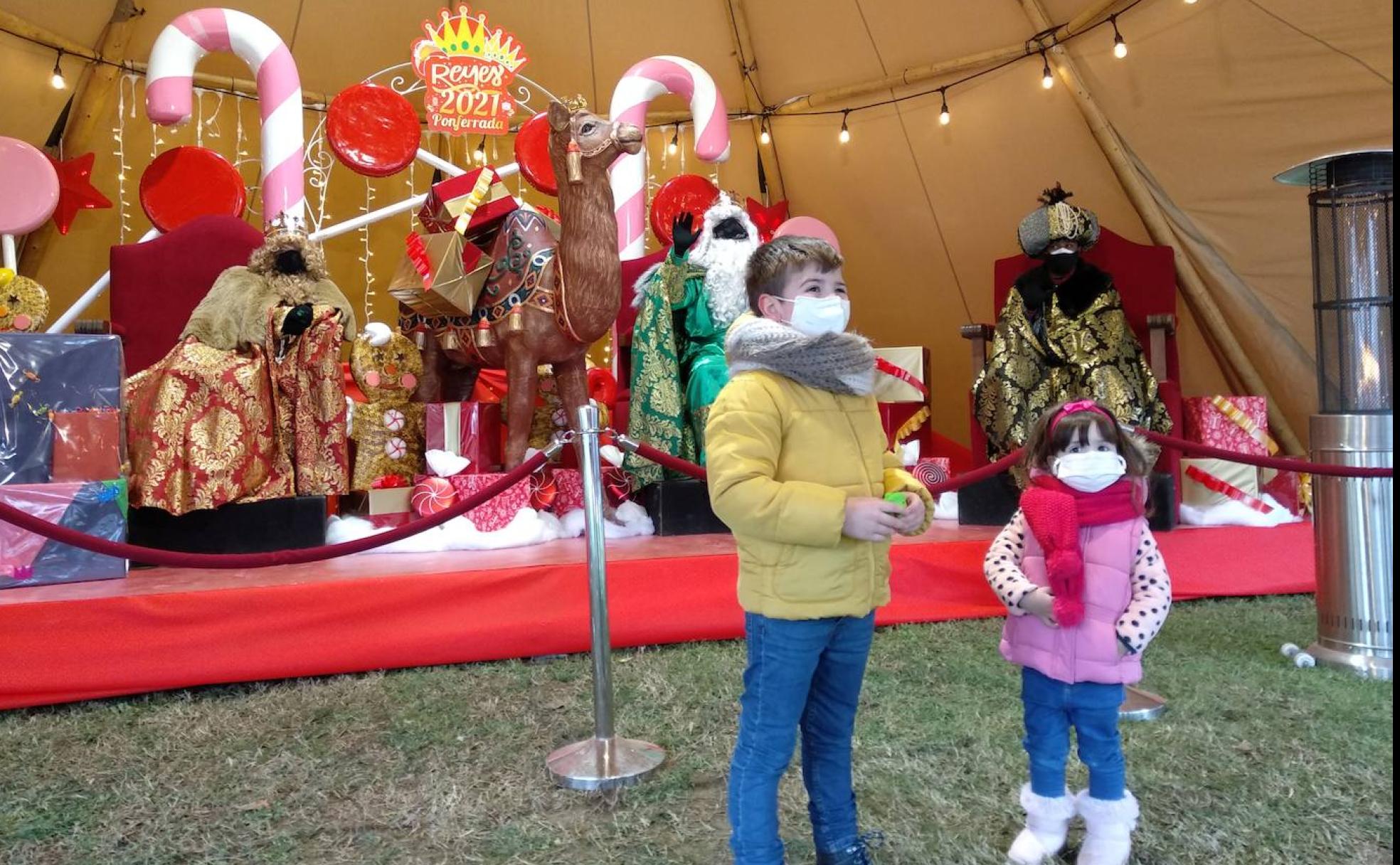 Los niños saludan a los Reyes Magos de Oriente en la cabalgata estática situada en el parque del Temple de Ponferrada.