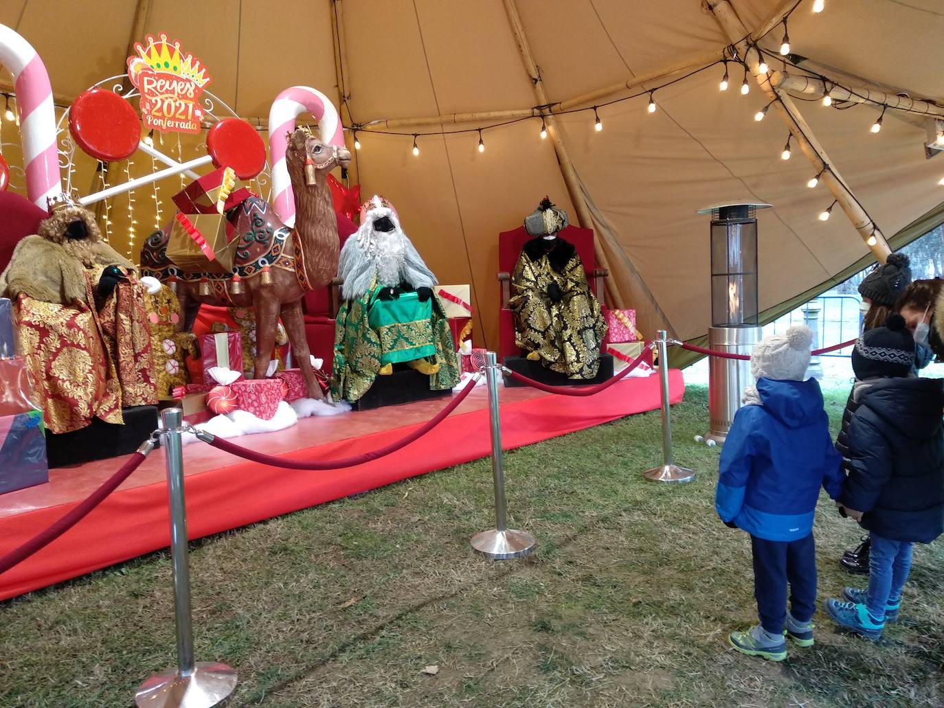 Sus Majestades de Oriente reciben este martes a los más pequeños en la cabalgata estática organizada por el Ayuntamiento debido a la pandemia que tiene como escenario el parque del Temple donde los niños y niñas les trasladarán sus deseos para hacerlos realidad