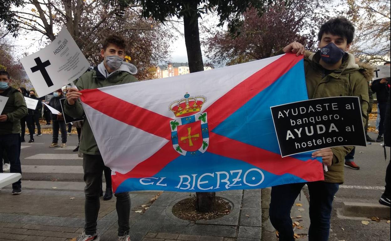 Protesta de los hosteleros del Bierzo ante la sede de la Junta en Ponferrada.