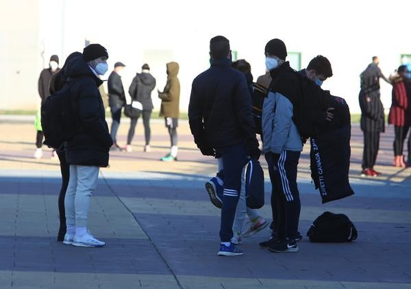 El Ayuntamiento de Ponferrada inició este miércoles las pruebas para la selección de nueve policías municipales. «Seguimos dando un paso más para esta estabilización de plantilla de la Policía Municipal», destacó el concejal de Personal, Seguridad Ciudadana y Movilidad, José Antonio Cartón. El estadio Colomán Trabado ha sido el escenario elegido para el inicio de los exámenes en los que participan 450 aspirantes que optan a las 9 plazas, 7 de libre acceso y dos de movilidad