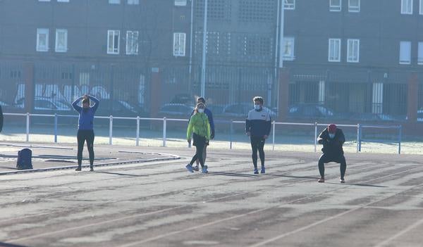 El Ayuntamiento de Ponferrada inició este miércoles las pruebas para la selección de nueve policías municipales. «Seguimos dando un paso más para esta estabilización de plantilla de la Policía Municipal», destacó el concejal de Personal, Seguridad Ciudadana y Movilidad, José Antonio Cartón. El estadio Colomán Trabado ha sido el escenario elegido para el inicio de los exámenes en los que participan 450 aspirantes que optan a las 9 plazas, 7 de libre acceso y dos de movilidad