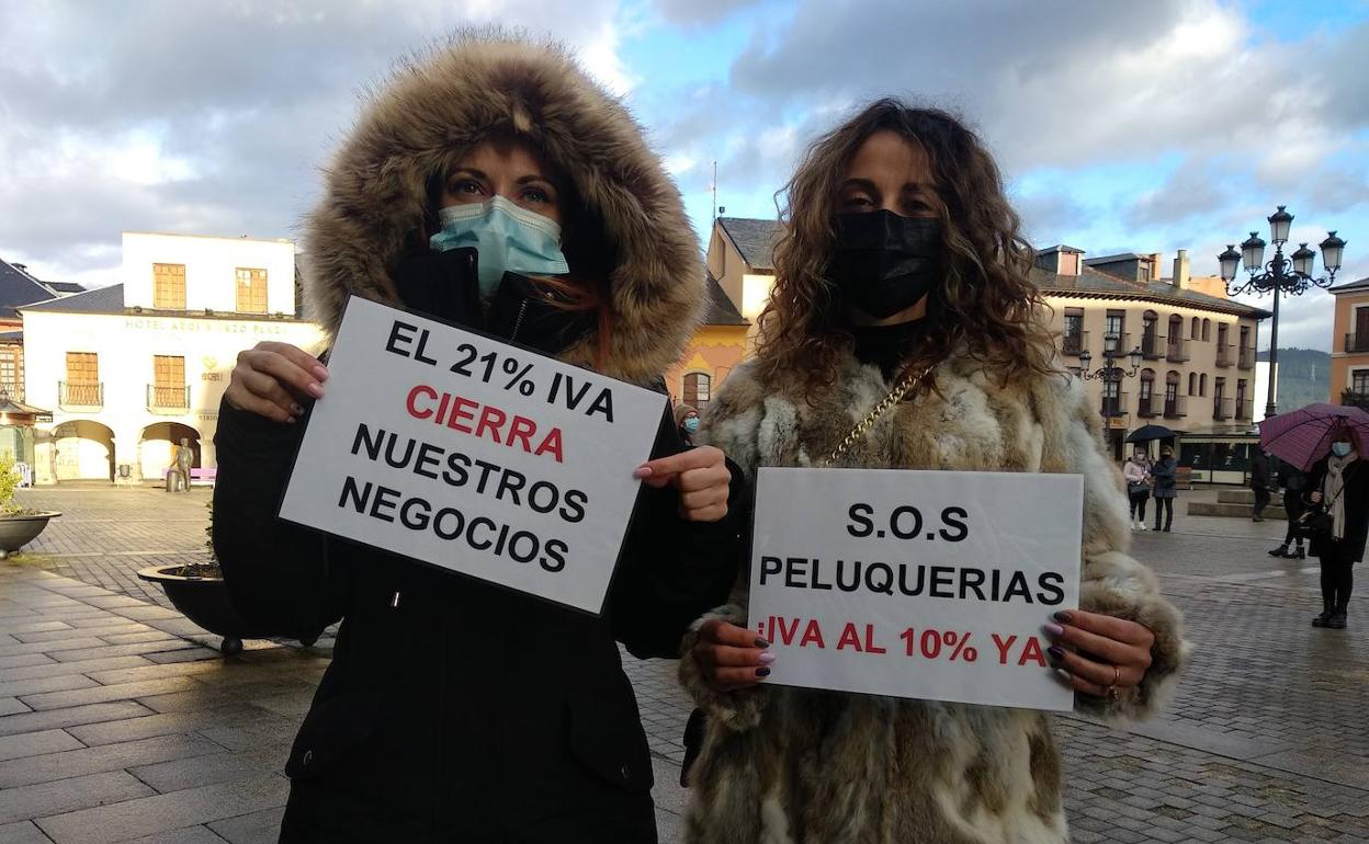 Protesta de los profesionales del sector de la peluquería y la estética del Bierzo en la plaza del Ayuntamiento de Ponferrada.