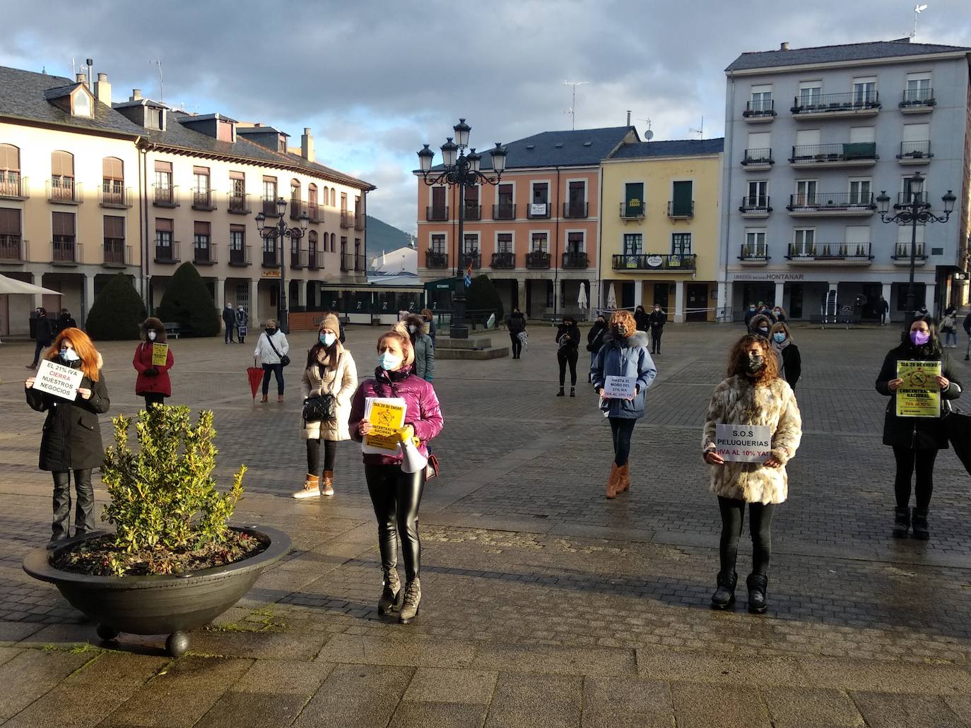 Cerca de medio centenar de profesionales del sector de la peluquería y estética de la comarca del Bierzo se concentraron este miércoles en la plaza del Ayuntamiento de Ponferrada para exigir al Gobierno la aplicación del IVA reducido pasando del 21 por ciento actual a un 10 por ciento. Se trata de «una lucha para que nos devuelvan el IVA justo que nos corresponde como sector esencial», señaló la portavoz del colectivo durante la lectura del manifiesto reivindicativo. De esta forma, los profesionales bercianos se unen al llamamiento nacional de protesta que tiene lugar este miércoles día 20 de enero de 2020 en más de 77 ciudades de España.