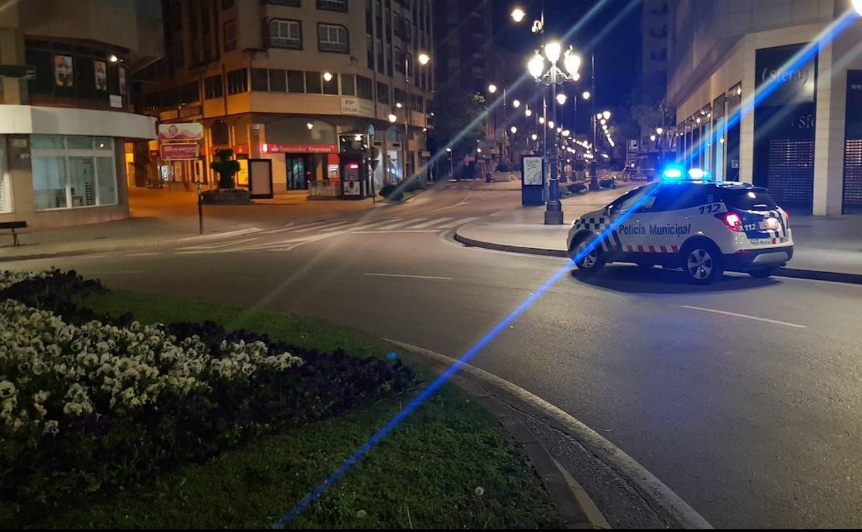 Control de la Policía Municipal de Ponferrada durante el toque de queda.