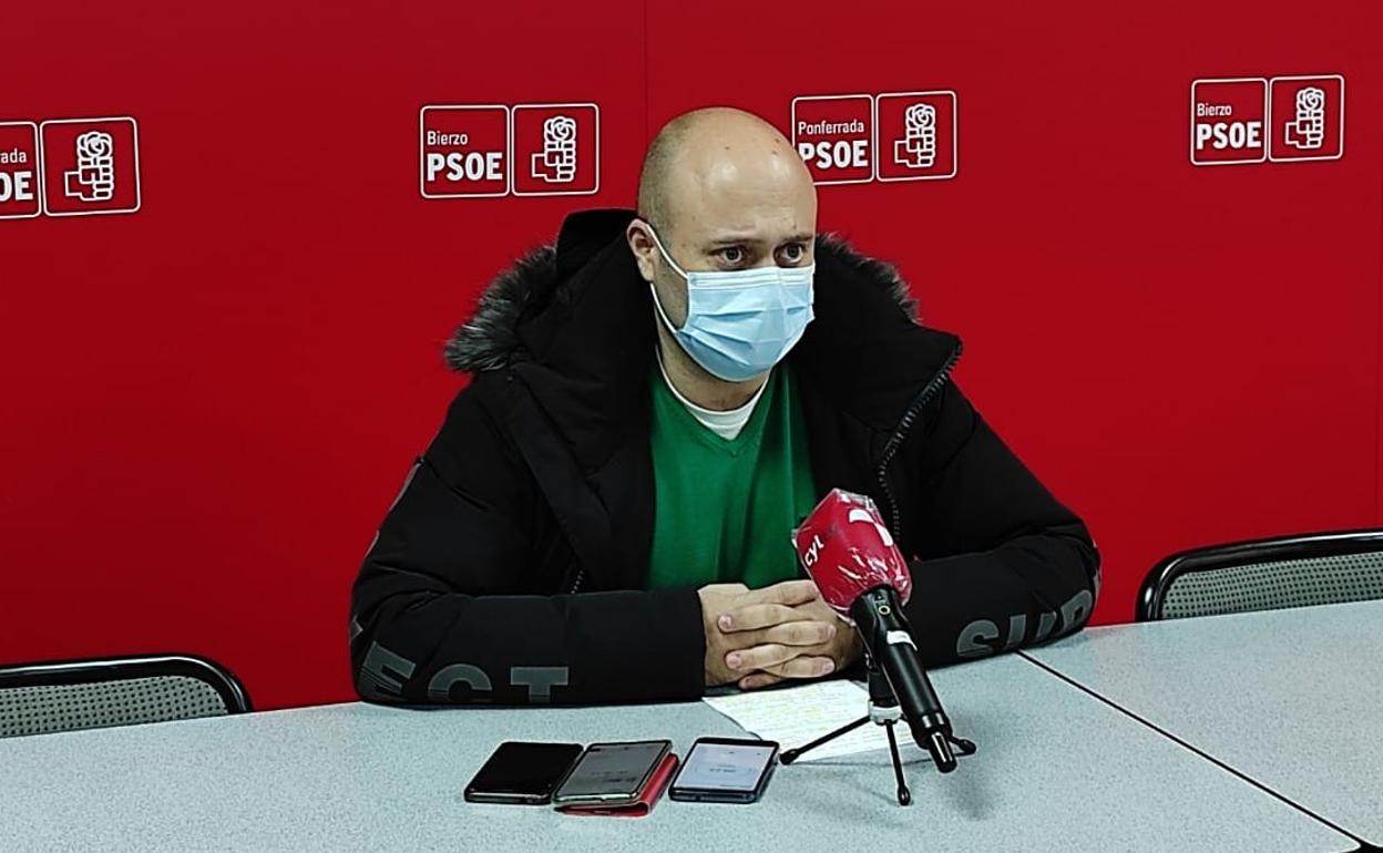 El procurador berciano del PSOE, Javier Campos, durante su comparecencia.