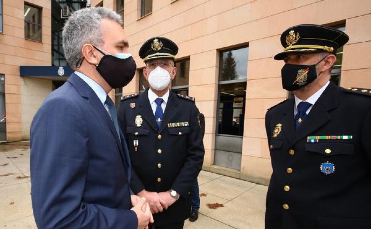 El delegado del Gobierno en Castilla y León (I), en la toma de posesión del comisario de Ponferrada.