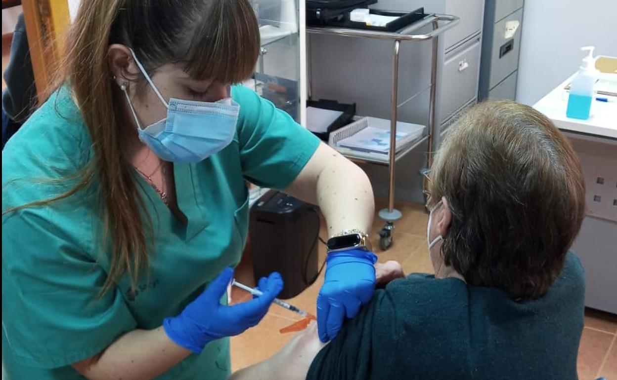 Vacunación de mayores de 80 años en Puente de Domingo Flórez.