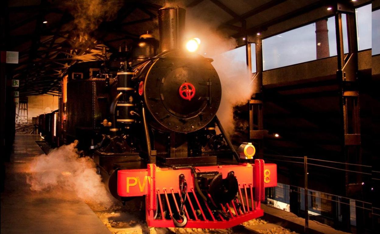 Locomotora de vapor exhibida en el muelle de carbones del Museo de la Energía de Ponferrada.