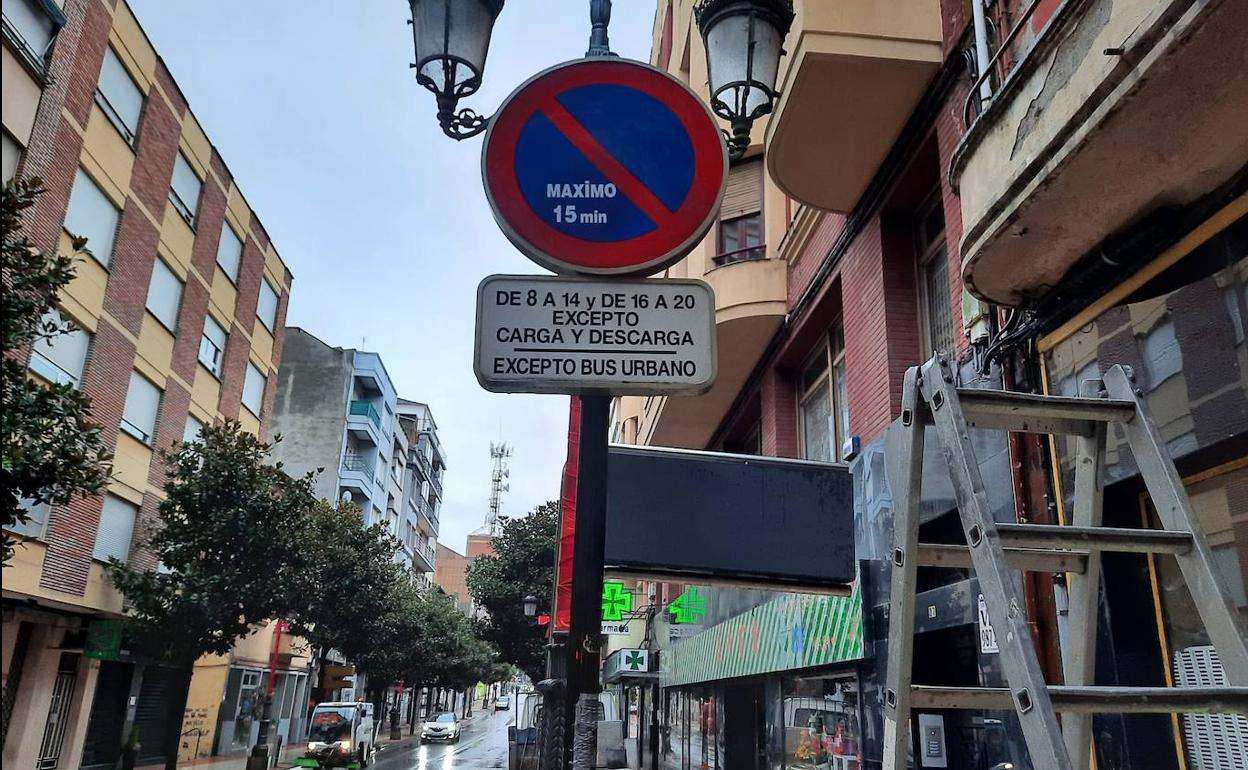 Una de las nuevas zonas de estacionamiento libre de 15 minutos en la avenida de la Puebla.
