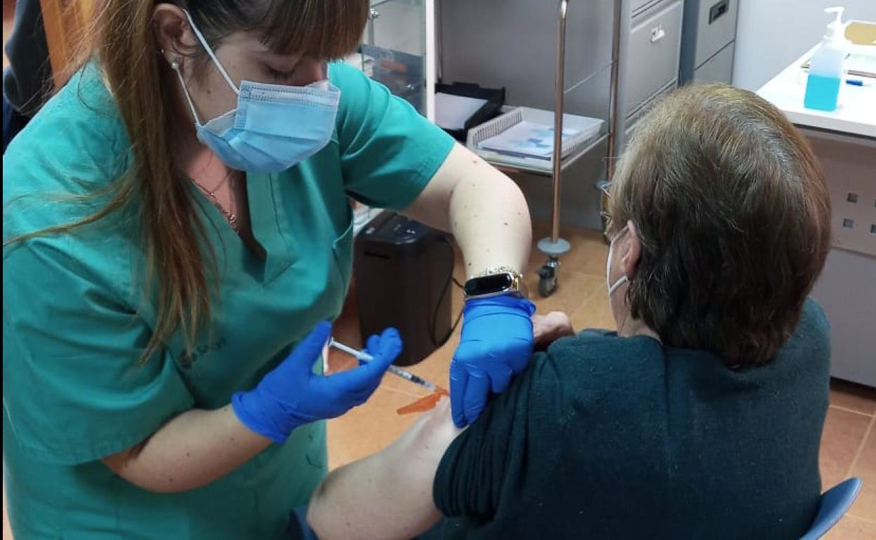 Vacunación de mayores de 80 años en Puente de Domingo Flórez.