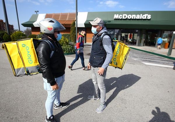 Una quincena de repartidores y ‘riders’ de plataformas digitales como Glovo y Uber Eats participaron este miércoles en Ponferrada en una sonora protesta contra el proyecto de ley que pretende regular el sector y que busca convertir en asalariados a estos trabajadores que hasta el momento desarrollan su actividad bajo el régimen de autónomos.