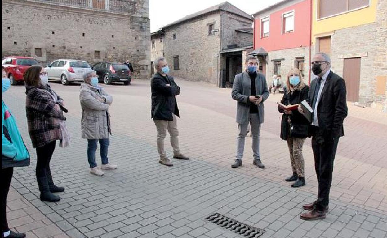 El alcalde de Ponferrada, Olegario Ramón, visita las tres localidades que integran el conjunto de Los Barrios de Salas: Villar de los Barrios (en la imagen), Salas de los Barrios y Lombillo.