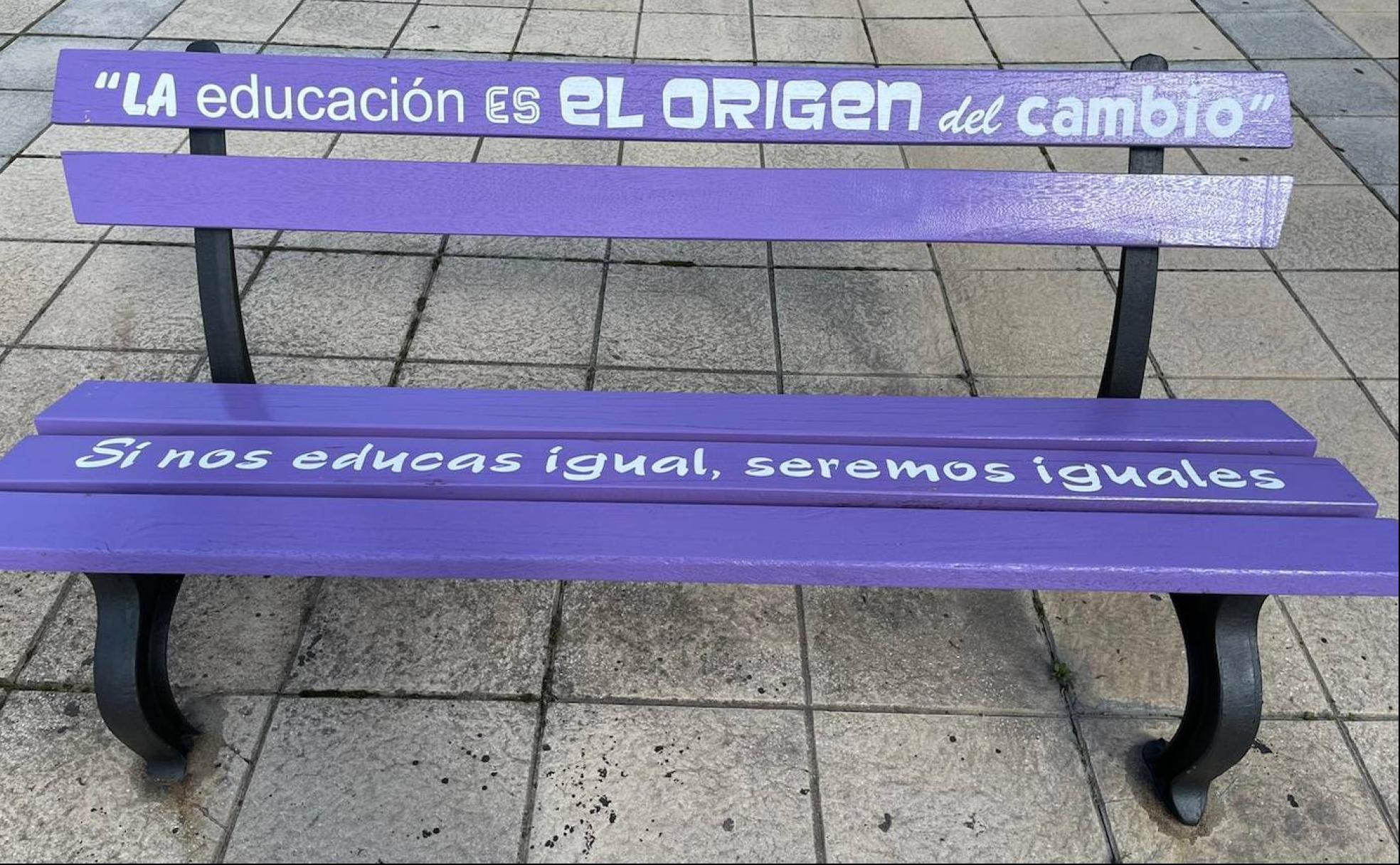 Imagen de uno de los bancos pintados de morado para celebrar el 8M en Fabero.