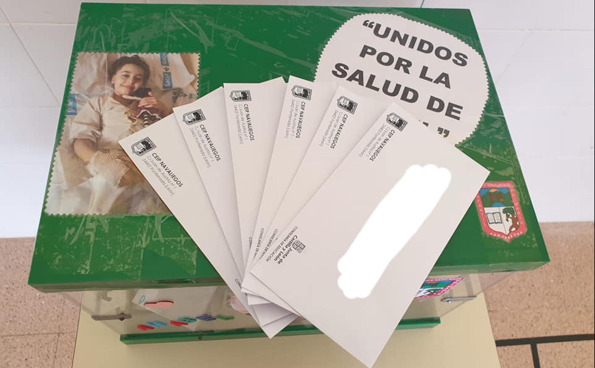 Hucha instalada en el hall del colegio para recaudar fondos para Anabel.