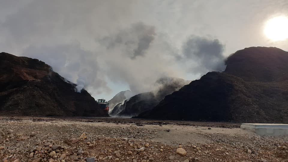 Fotos: Arden las pilas de biomasa acumuladas en la planta de Forestalia de Cubillos del Sil
