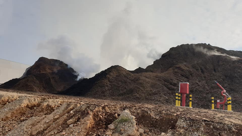 Fotos: Arden las pilas de biomasa acumuladas en la planta de Forestalia de Cubillos del Sil