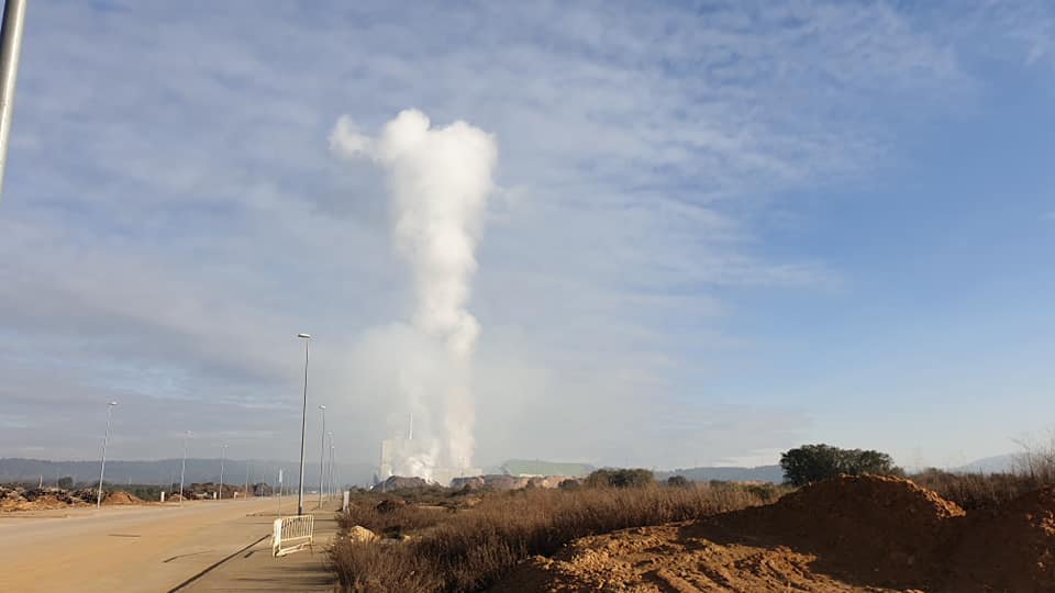 Fotos: Arden las pilas de biomasa acumuladas en la planta de Forestalia de Cubillos del Sil