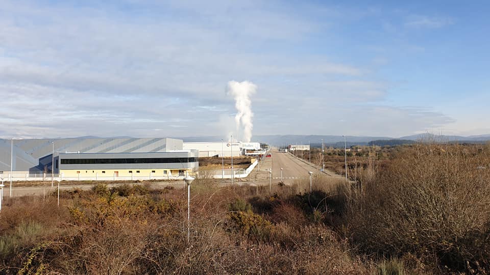 Fotos: Arden las pilas de biomasa acumuladas en la planta de Forestalia de Cubillos del Sil
