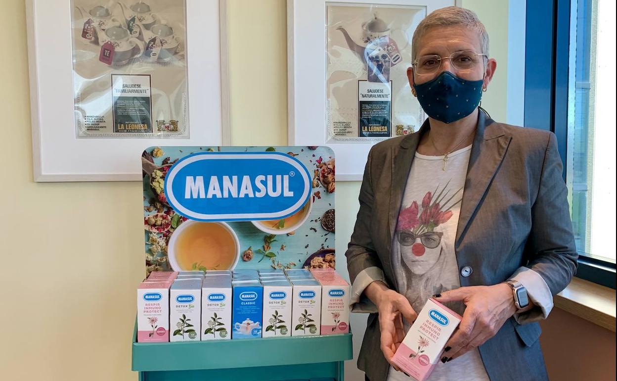 La responsable de Pharmadus Botanicals, Beatriz Escuredo, presenta la nueva infusión.