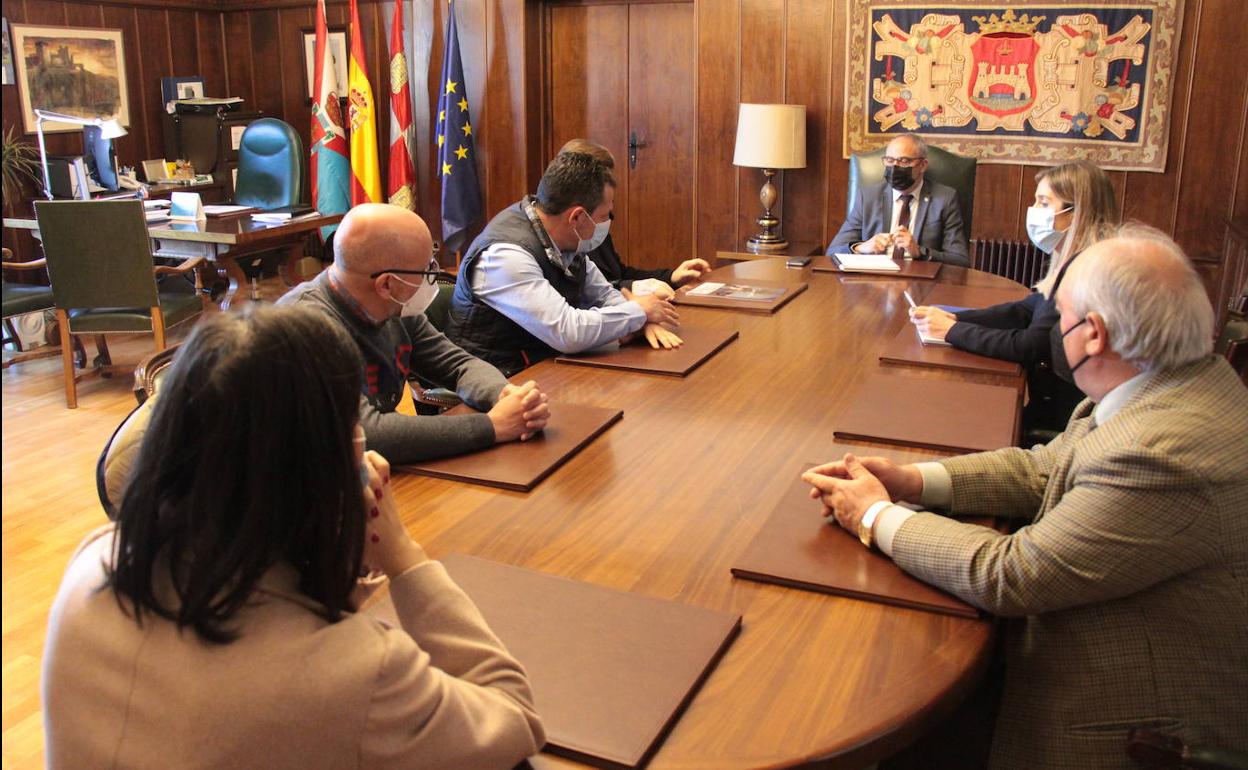 Reunión de la nueva asociación de comerciantes 'Ponferrada Es Comercio' con el alcalde y la concejala de Comercio.