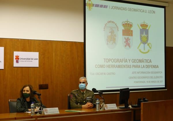 El Campus de Ponferrada acogió este martes una jornada destinada a dar a conocer los estudios de Geomática y Topografía y sus salidas profesionales «menos tradicionales» que contó con la presencia del teniente coronel jefe de información geográfica del Ejército de Tierra, Óscar Luis Miguel Castro. El responsable militar explicó que estas herramientas se utilizan en el ámbito de la Defensa para proporcionar «información depurada para la planificación» de las distintas misiones por parte de los jefes militares o políticos.