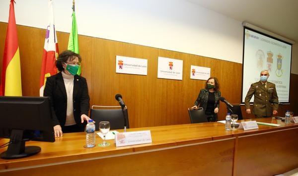 El Campus de Ponferrada acogió este martes una jornada destinada a dar a conocer los estudios de Geomática y Topografía y sus salidas profesionales «menos tradicionales» que contó con la presencia del teniente coronel jefe de información geográfica del Ejército de Tierra, Óscar Luis Miguel Castro. El responsable militar explicó que estas herramientas se utilizan en el ámbito de la Defensa para proporcionar «información depurada para la planificación» de las distintas misiones por parte de los jefes militares o políticos.