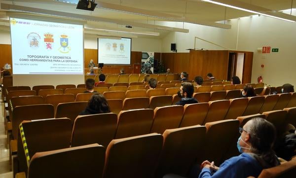 El Campus de Ponferrada acogió este martes una jornada destinada a dar a conocer los estudios de Geomática y Topografía y sus salidas profesionales «menos tradicionales» que contó con la presencia del teniente coronel jefe de información geográfica del Ejército de Tierra, Óscar Luis Miguel Castro. El responsable militar explicó que estas herramientas se utilizan en el ámbito de la Defensa para proporcionar «información depurada para la planificación» de las distintas misiones por parte de los jefes militares o políticos.