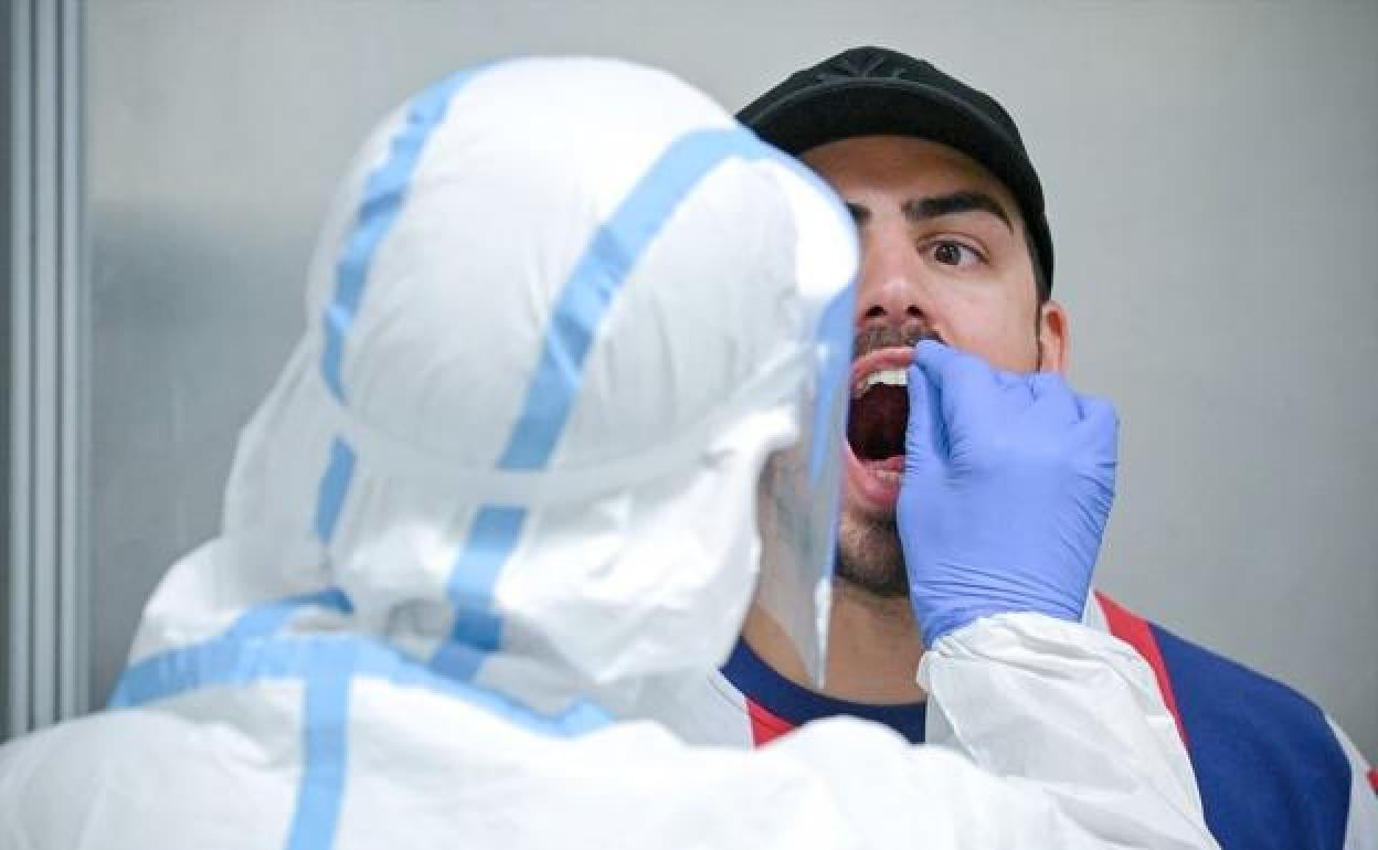 Realización de una prueba PCR.