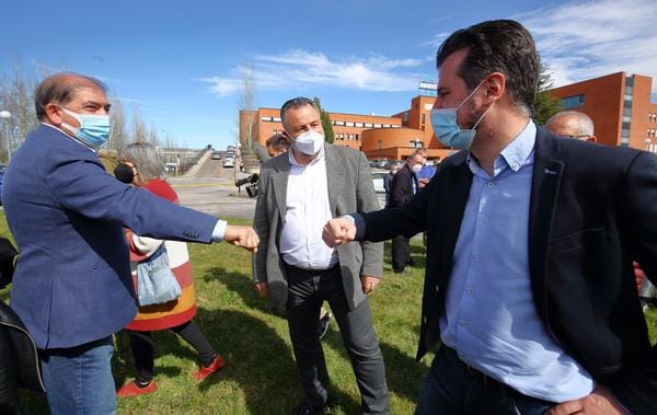 El secretario regional del PSOE, Luis Tudanca, se reúne con los colectivos sanitarios del Bierzo y Laciana