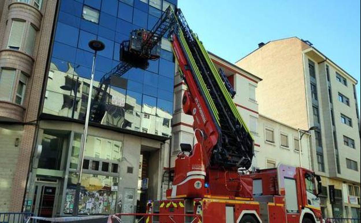 Imagen de los bomberos trabajando en el edificio de la calle Lago de La Baña de Ponferrada.