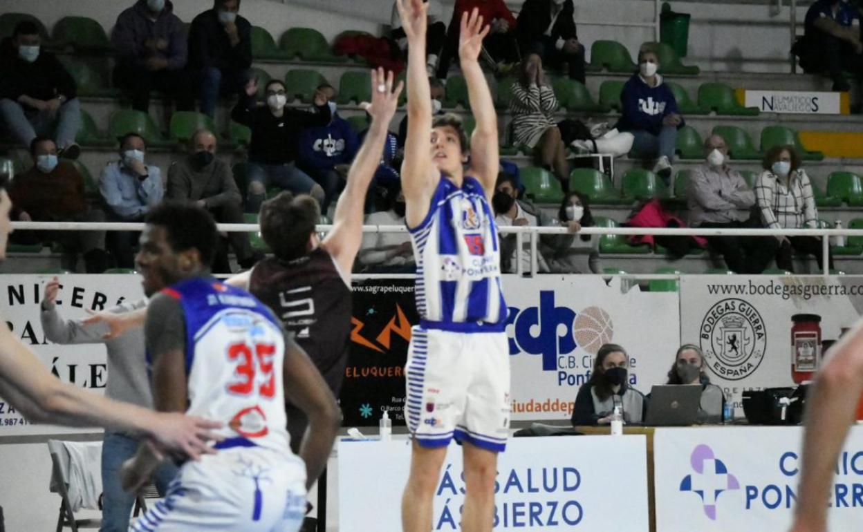 Un lance de un partido de Ciudad de Ponferrada.