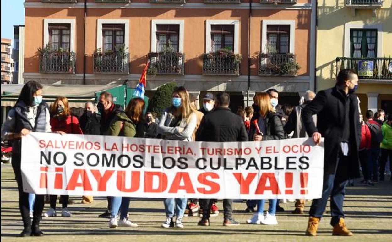 Manifestación de los hosteleros del Bierzo en la plaza del Ayuntamiento de Ponferrada.