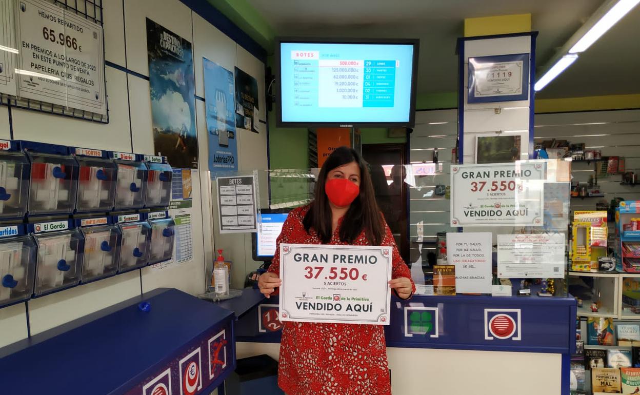 Imagen de la propietaria de la Administración de Vega de Espinareda agraciada con el segundo premio.