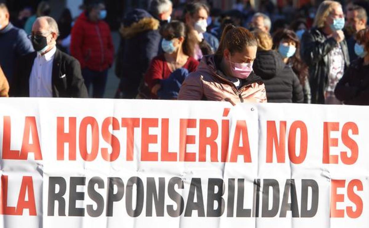 Concentración de protesta de los hosteleros del Bierzo en Ponferrada.