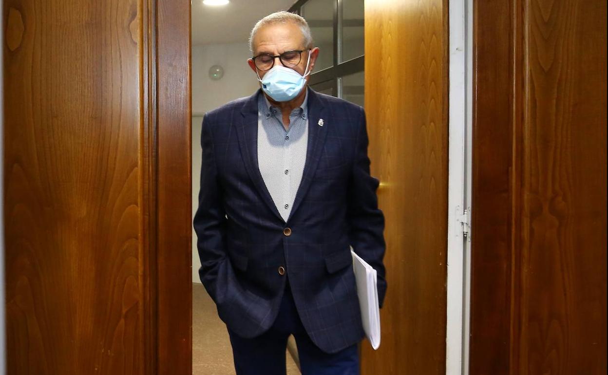 El concejal Manuel de la Fuente entrando al salón de plenos del Ayuntamiento.