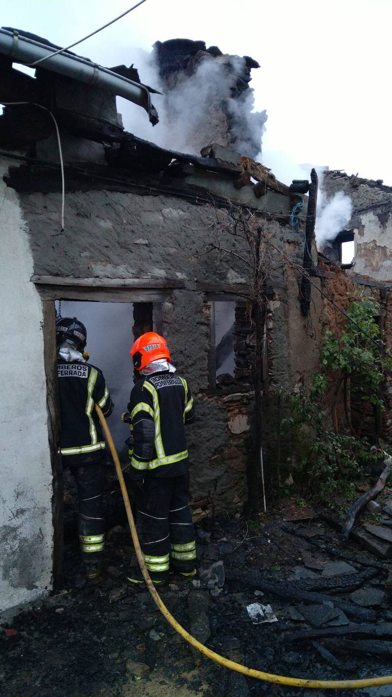 Fotos: Un incendio calcina una vivienda y dos edificaciones anexas en la localidad berciana de Hornija