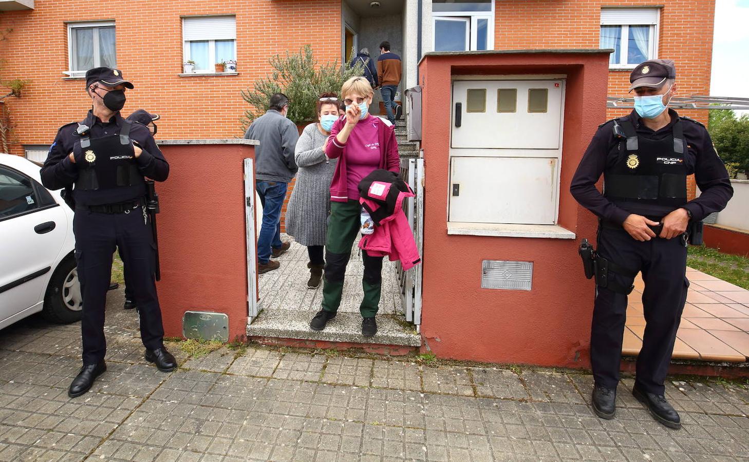 Desahucio en una vivienda del barrio ponferradino de Compostilla (León).