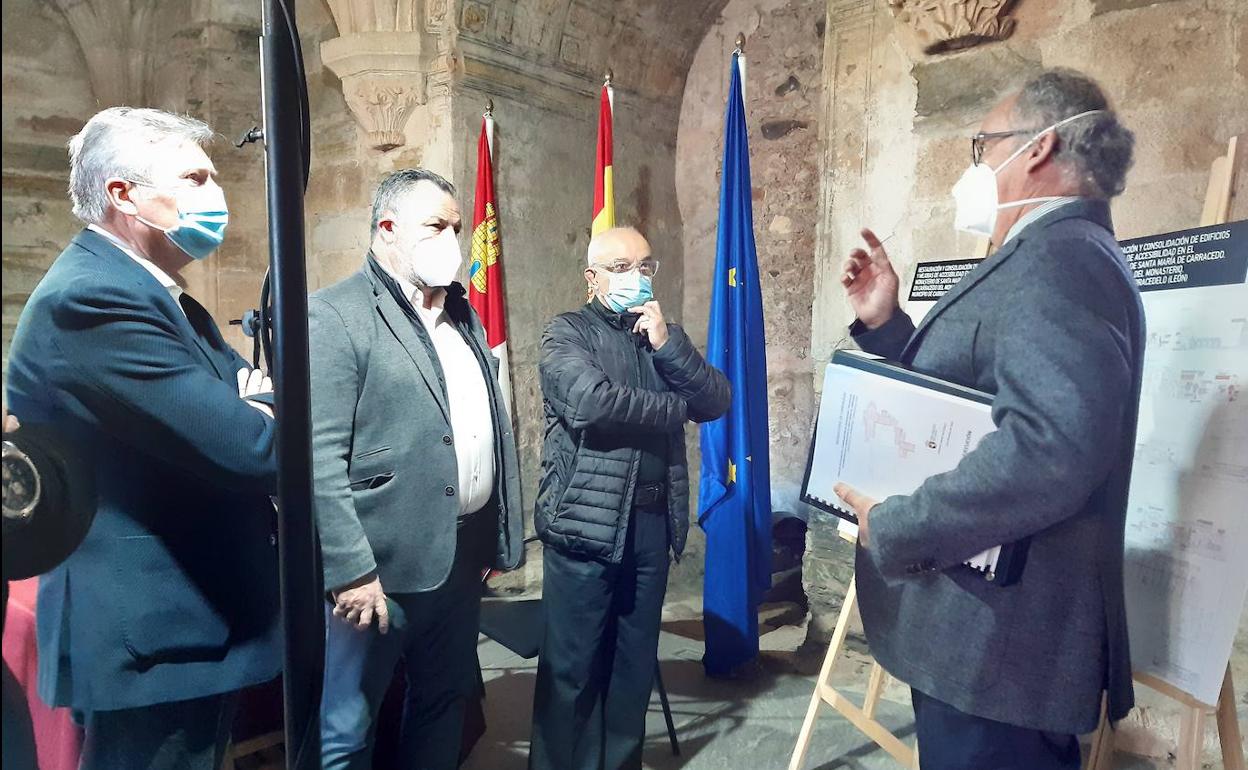 El presidente de la Diputación (2I) junto al alcalde de Carracedelo (1I), en el inicio de la obras del monasterio de Carracedo.