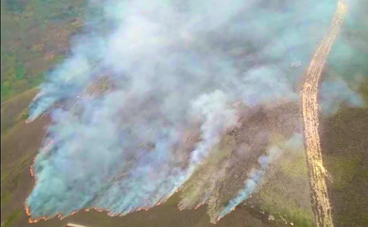 Incendio en la localidad berciana de Suertes.