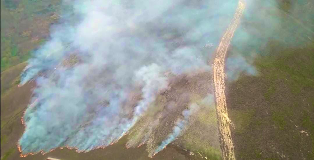 Medios aéreos y terrestres trabajan en un incendio intencionado declarado en la noche de este domingo en Suertes. El fuego arrancó pasadas las 20.00 horas en una zona cercana al río y afecta a una ladera de monte bajo.