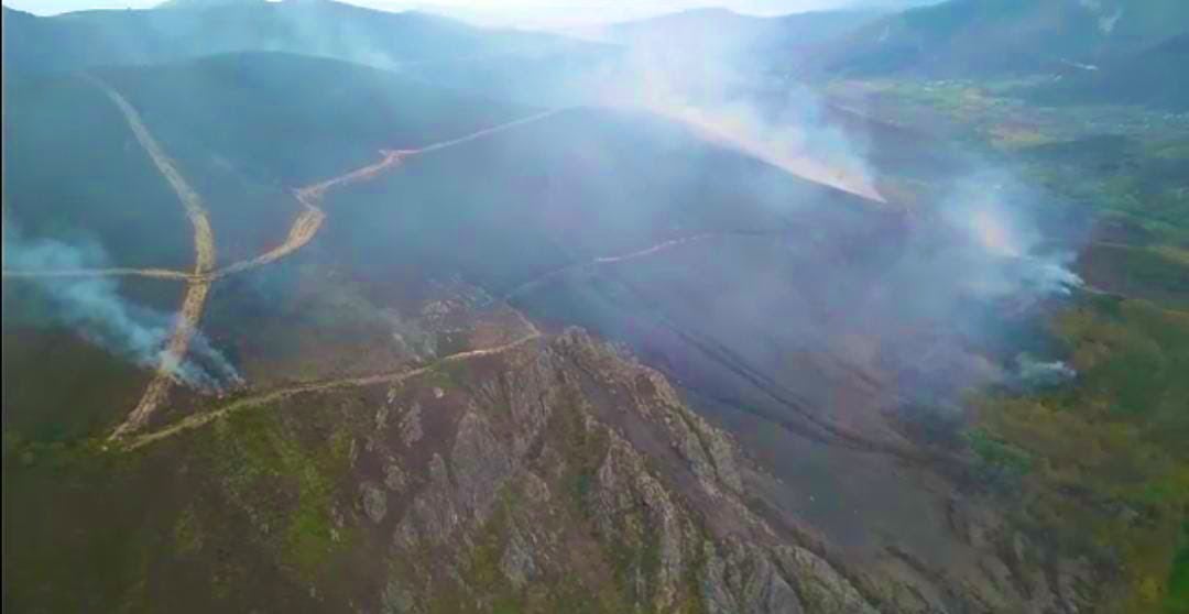 Medios aéreos y terrestres trabajan en un incendio intencionado declarado en la noche de este domingo en Suertes. El fuego arrancó pasadas las 20.00 horas en una zona cercana al río y afecta a una ladera de monte bajo.