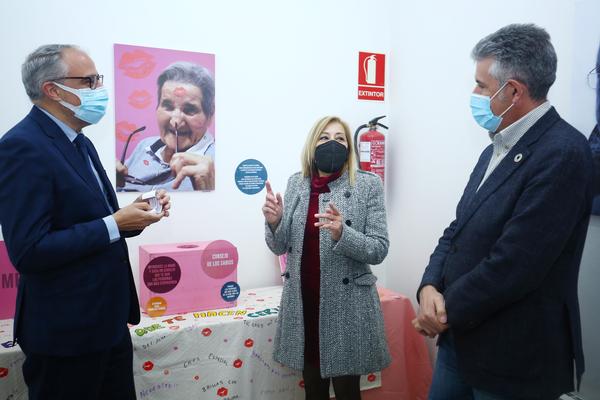 El centro asociado de la Universidad Nacional de Educación a Distancia (Uned) en Ponferrada acogió este martes el acto de inauguración de la exposición artística '¿Excluirme tú? ¡A mi edad!', una muestra reivindicativa que busca poner a las personas mayores «en primer plano»