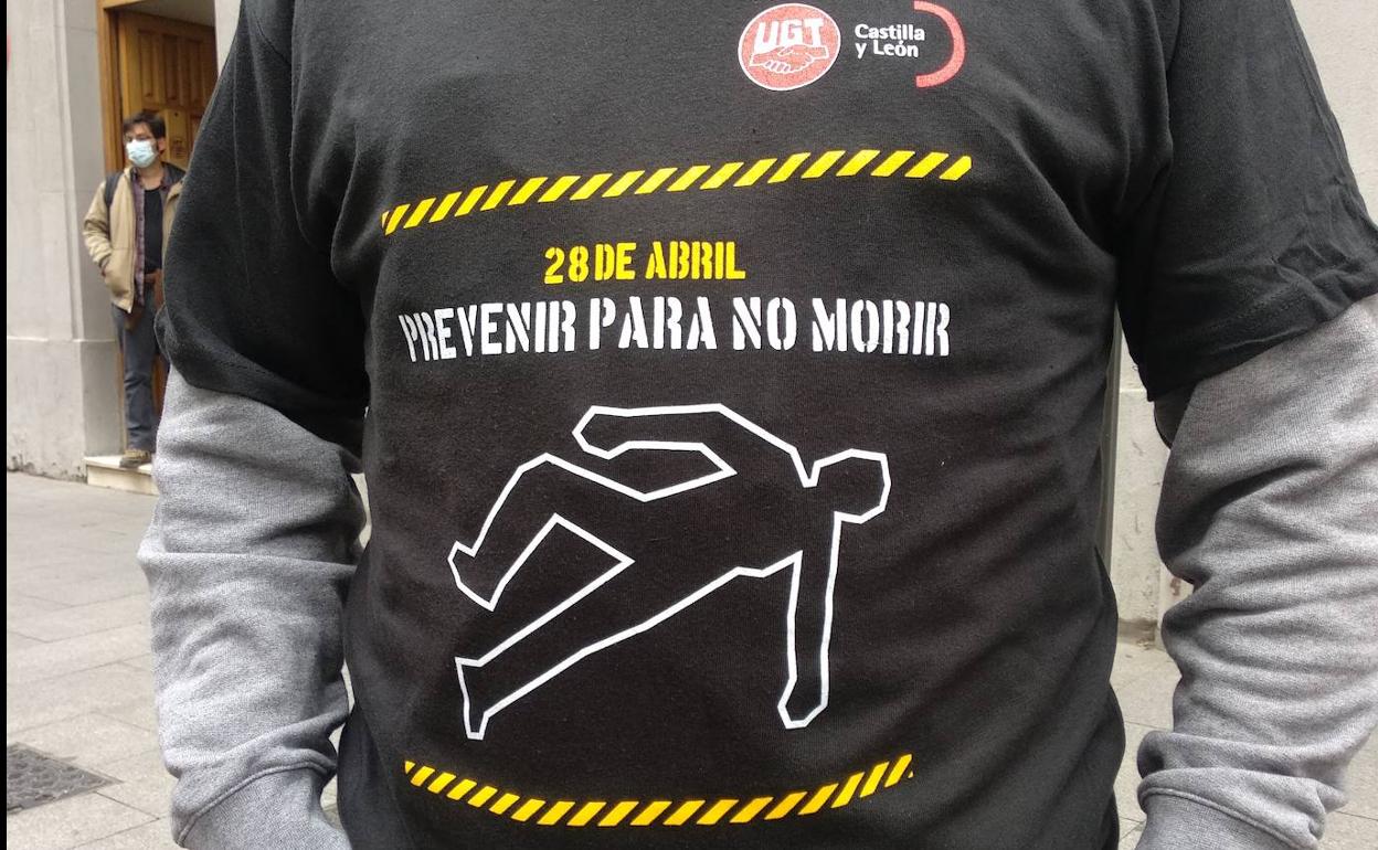 Imagen de la camiseta de los participantes en la concentración de los sindicatos UGT y CCOO en Ponferrada. 