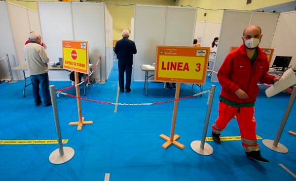 El nuevo espacio habilitado por el Ayuntamiento de Ponferrada en la sala polivalente del complejo deportivo Lydia Valentín para llevar a cabo la vacunación masiva contra el COVID-19 recibió en su primera hora abierto al público a un total de 253 personas, explicó el jefe del operativo de vacunas de la Gerencia de Asistencia Sanitaria del Bierzo (Gasbi), Antonio Quiroga. Según las previsiones, 5.000 personas de entre 70 y 74 años pasarán entre hoy y mañana por estas instalaciones para recibir la primera dosis.