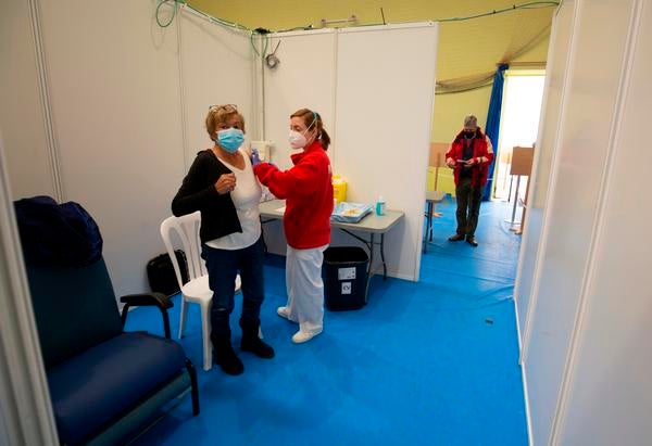 El nuevo espacio habilitado por el Ayuntamiento de Ponferrada en la sala polivalente del complejo deportivo Lydia Valentín para llevar a cabo la vacunación masiva contra el COVID-19 recibió en su primera hora abierto al público a un total de 253 personas, explicó el jefe del operativo de vacunas de la Gerencia de Asistencia Sanitaria del Bierzo (Gasbi), Antonio Quiroga. Según las previsiones, 5.000 personas de entre 70 y 74 años pasarán entre hoy y mañana por estas instalaciones para recibir la primera dosis.