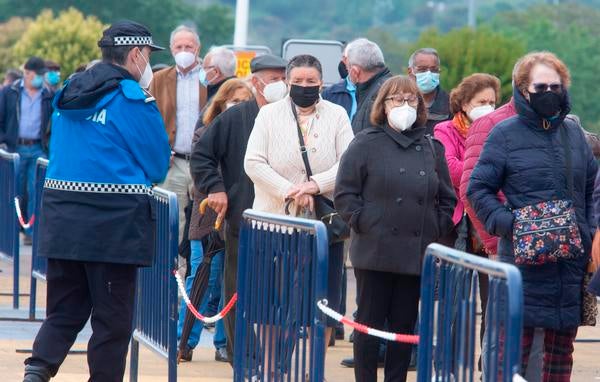 El nuevo espacio habilitado por el Ayuntamiento de Ponferrada en la sala polivalente del complejo deportivo Lydia Valentín para llevar a cabo la vacunación masiva contra el COVID-19 recibió en su primera hora abierto al público a un total de 253 personas, explicó el jefe del operativo de vacunas de la Gerencia de Asistencia Sanitaria del Bierzo (Gasbi), Antonio Quiroga. Según las previsiones, 5.000 personas de entre 70 y 74 años pasarán entre hoy y mañana por estas instalaciones para recibir la primera dosis.