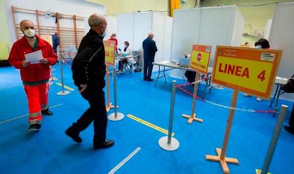 El nuevo espacio habilitado por el Ayuntamiento de Ponferrada en la sala polivalente del complejo deportivo Lydia Valentín para llevar a cabo la vacunación masiva contra el COVID-19 recibió en su primera hora abierto al público a un total de 253 personas, explicó el jefe del operativo de vacunas de la Gerencia de Asistencia Sanitaria del Bierzo (Gasbi), Antonio Quiroga. Según las previsiones, 5.000 personas de entre 70 y 74 años pasarán entre hoy y mañana por estas instalaciones para recibir la primera dosis.